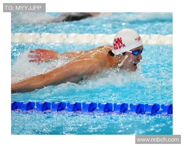 游泳名将的荣耀与挑战：从训练到世界舞台的成长之路